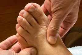 Un massage des jambes et des pieds