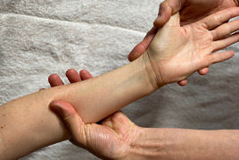 Un massage du ventre, des bras et des mains